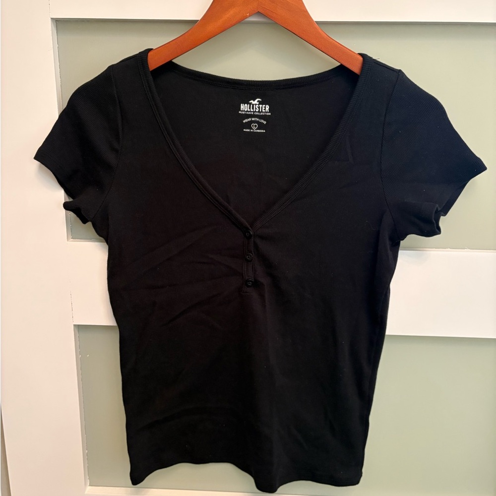 Hollister Henley V-Neck T shirt Size L